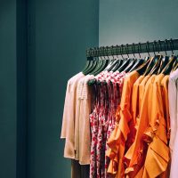 Как неправильно развешивать одежду в магазине по цветам
