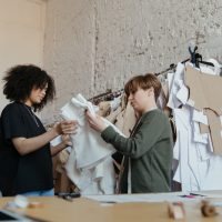Сложно ли найти работу дизайнером одежды?